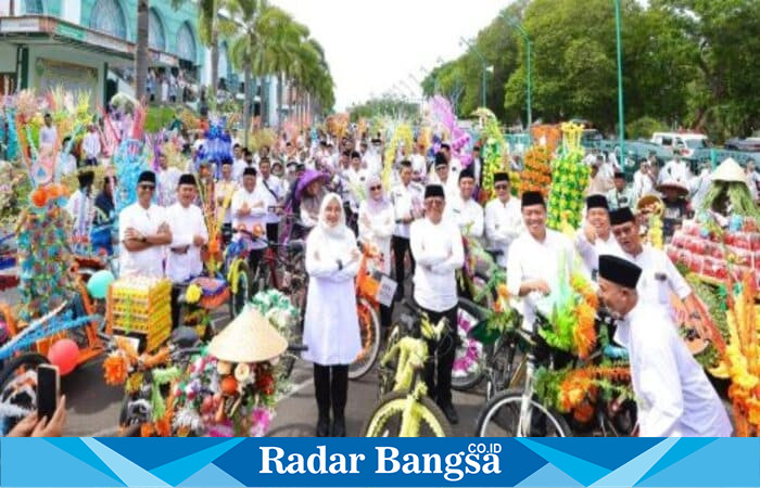 Bupati Banyuwangi Ipuk Fiestiandani bersama masyarakat mengikuti kirab ribuan telur hias dalam tradisi Endog-Endogan Muludan Bumi Blambangan di Banyuwangi, Senin (29/9/2025). (Foto Dok Ho/RadarBangsa.co.id)
