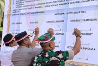 (kiri) Ketua DPRD Lamongan (tengah) Kapolres Lamongan dan (kanan) Dandim 0812 Lamongan menandatangani komitmen kebersamaan menjaga keamanan dan ketertiban dalam Apel Kebangsaan dan Doa Bersama Jogo Lamongan 2025 di Alun-Alun Lamongan, Kamis (4/9/2025). (Foto Dok Ho/RadarBangsa.co.id)