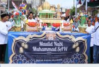 Warga membawa jodhang hias dalam Pawai Endhog-Endhogan memperingati Maulid Nabi Muhammad SAW di Desa Kembiritan, Kecamatan Genteng, Banyuwangi, Jumat (5/9/2025). (Foto Dok Ho/RadarBangsa.co.id)