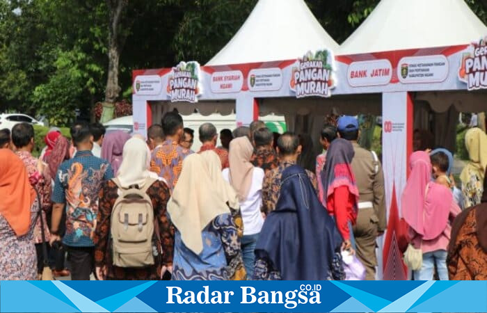 Warga Ngawi memadati stan pasar murah di Jalan Serong Alun-Alun Timur, Kamis (18/9/2025). ( Foto : Istimewa)