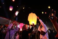 Warga bersama Bupati Banyuwangi Ipuk Fiestiandani menerbangkan lampion pada malam puncak Kaliploso Hartimoon Carnival 2025 di Lapangan Desa Kaliploso, Kecamatan Cluring, Banyuwangi, Jumat (26/9/2025). (Foto Dok Ho/RadarBangsa.co.id)