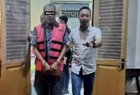 Mantan pejabat Dinas PUPR Kabupaten Blitar mengenakan rompi tahanan usai menjalani pemeriksaan di Kejari Blitar, Kamis (18/9/2025) (Foto Dok Ho/RadarBangsa.co.id)