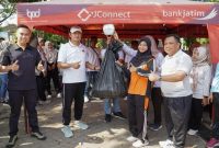 Bupati Lamongan bersama Forkopimda dan masyarakat menunjukkan hasil aksi bersih sampah dalam peringatan World Cleanup Day 2025. (Foto Dok Ho/RadarBangsa.co.id)