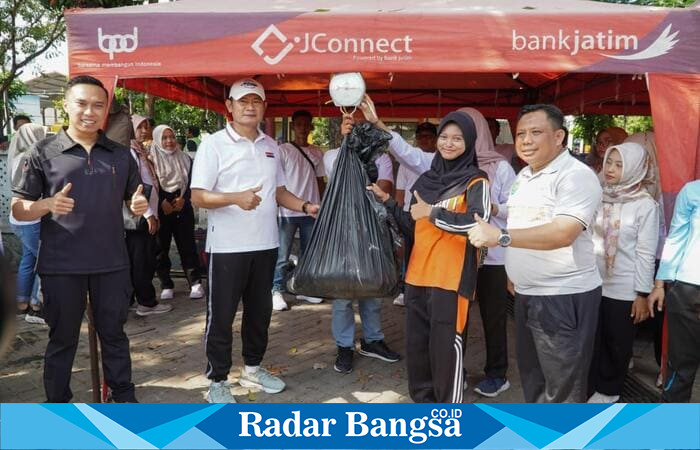 Bupati Lamongan bersama Forkopimda dan masyarakat menunjukkan hasil aksi bersih sampah dalam peringatan World Cleanup Day 2025. (Foto Dok Ho/RadarBangsa.co.id)