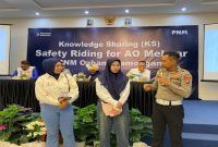 Kanit Kamsel Satlantas Polres Lamongan Ipda Muji Agung Kurniawan memberikan edukasi keselamatan berkendara kepada karyawan AO Mekaar PT. PNM Lamongan dalam kegiatan sosialisasi di Ballroom Dapur Lamongan, Sabtu (6/9). (Foto Dok Ho/RadarBangsa.co.id)