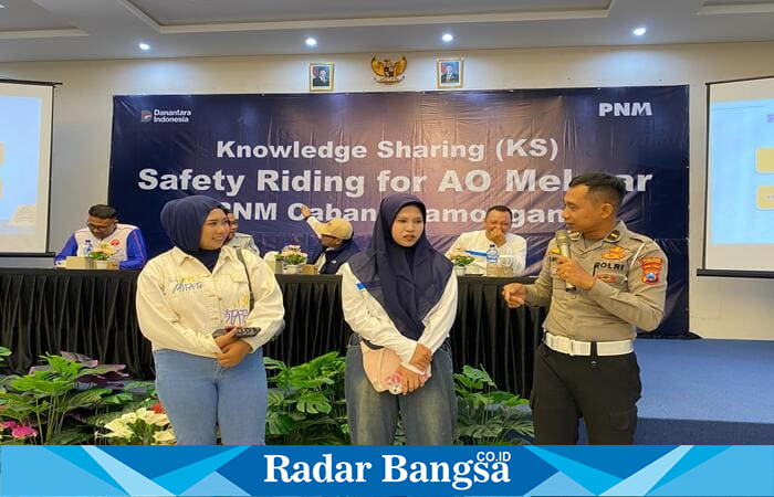 Kanit Kamsel Satlantas Polres Lamongan Ipda Muji Agung Kurniawan memberikan edukasi keselamatan berkendara kepada karyawan AO Mekaar PT. PNM Lamongan dalam kegiatan sosialisasi di Ballroom Dapur Lamongan, Sabtu (6/9). (Foto Dok Ho/RadarBangsa.co.id)