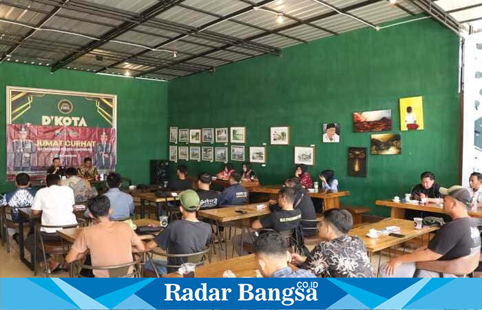 Suasana kegiatan Jumat Curhat Satreskrim Polres Lamongan bersama mahasiswa Universitas Islam Lamongan (Unisla) di Café D’Kota, Jalan Basuki Rahmat, Lamongan, Jumat (12/9/2025). (Foto Dok Ho/RadarBangsa.co.id)