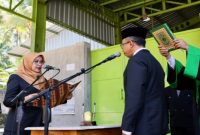 Momen pelantikan Sekda Banyuwangi Guntur Priambodo oleh Bupati Ipuk Fiestiandani di TPS3R Balak, Songgon. (Foto Dok Ho/ RadarBangsa.co.di)