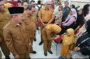 Wakil Bupati Pasuruan, Shobih Asrori, berinteraksi dengan siswa Sekolah Rakyat Terintegrasi 48 saat peresmian di kompleks UPT LKD Kabupaten Pasuruan, Senin (29/9/2025) (Foto Dok Ho/RadarBangsa.co.id)