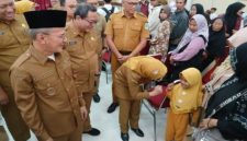 Wakil Bupati Pasuruan, Shobih Asrori, berinteraksi dengan siswa Sekolah Rakyat Terintegrasi 48 saat peresmian di kompleks UPT LKD Kabupaten Pasuruan, Senin (29/9/2025) (Foto Dok Ho/RadarBangsa.co.id)