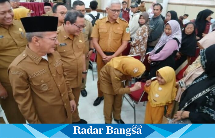 Wakil Bupati Pasuruan, Shobih Asrori, berinteraksi dengan siswa Sekolah Rakyat Terintegrasi 48 saat peresmian di kompleks UPT LKD Kabupaten Pasuruan, Senin (29/9/2025) (Foto Dok Ho/RadarBangsa.co.id)