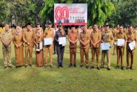 Wakil Bupati Bangkalan, Moh. Fauzan Ja’far, berfoto bersama para penerima penghargaan usai penyerahan hadiah Lomba Kebersihan antar OPD, kecamatan, sekolah, dan lingkungan RT/RW dalam rangka HUT ke-80 Kemerdekaan RI di halaman Kantor Pemkab Bangkalan, Jumat (8/9/2025). (Foto Dok Ho/RadarBangsa.co.id)