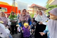 Senator Lia Istifhama (berbatik biru) menyapa saat warga dan anak-anak (Foto Dok Ho/RadarBangsa.co.id)