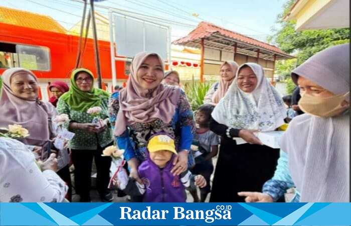 Senator Lia Istifhama (berbatik biru) menyapa saat warga dan anak-anak (Foto Dok Ho/RadarBangsa.co.id)