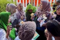 Senator Lia Istifhama membagikan bunga sebagai simbol pesan damai kepada masyarakat di Surabaya, Rabu (3/9/2025). (Foto Dok Ho/RadarBangsa.co.id)