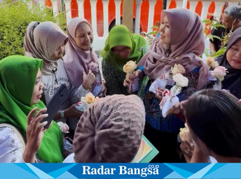 Senator Lia Istifhama membagikan bunga sebagai simbol pesan damai kepada masyarakat di Surabaya, Rabu (3/9/2025). (Foto Dok Ho/RadarBangsa.co.id)