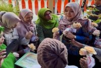 Senator DPD RI asal Jawa Timur, Lia Istifhama, membagikan bunga kepada warga Surabaya sambil membacakan puisi berjudul Ibu Pertiwi sebagai simbol kedamaian di tengah aksi, Rabu (3/9/2025). (Foto Dok.Ho/ Radarbangsa.co.id)
