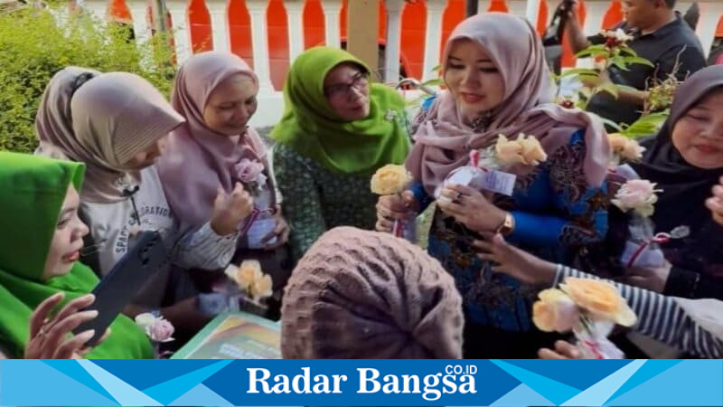 Senator DPD RI asal Jawa Timur, Lia Istifhama, membagikan bunga kepada warga Surabaya sambil membacakan puisi berjudul Ibu Pertiwi sebagai simbol kedamaian di tengah aksi, Rabu (3/9/2025). (Foto Dok.Ho/ Radarbangsa.co.id)