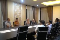 Senator DPD RI asal Jawa Timur, Lia Istifhama (tengah berjilbab), saat melakukan pertemuan dengan Bupati Magetan Nanik Endang Rusminiarti beserta jajaran OPD di Pendopo Pemkab Magetan, membahas percepatan Universal Health Coverage (UHC), Selasa (2/9/2025). (Foto Dok Ho/RadarBangsa.co.id)