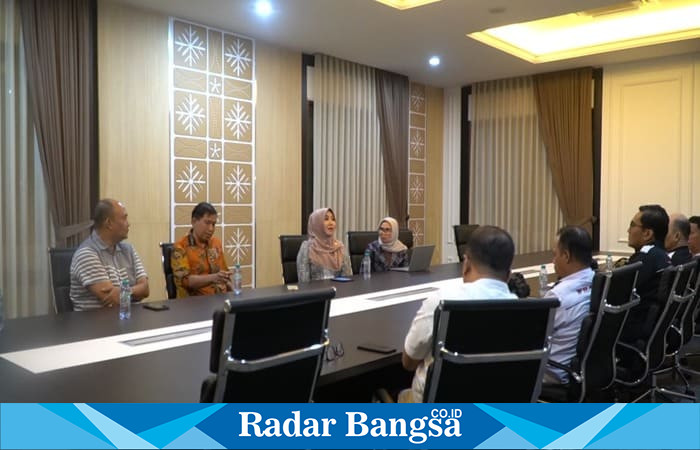 Senator DPD RI asal Jawa Timur, Lia Istifhama (tengah berjilbab), saat melakukan pertemuan dengan Bupati Magetan Nanik Endang Rusminiarti beserta jajaran OPD di Pendopo Pemkab Magetan, membahas percepatan Universal Health Coverage (UHC), Selasa (2/9/2025). (Foto Dok Ho/RadarBangsa.co.id)