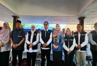 Senator DPD RI asal Jawa Timur, Lia Istifhama (berbatik biru), berfoto bersama Gubernur Jawa Timur Khofifah Indar Parawansa (ketiga dari kiri) dan jajaran pejabat Pemprov Jatim dalam sebuah kegiatan resmi, Selasa (2/9/2025). (Foto Dok Ho/RadarBangsa.co.id)