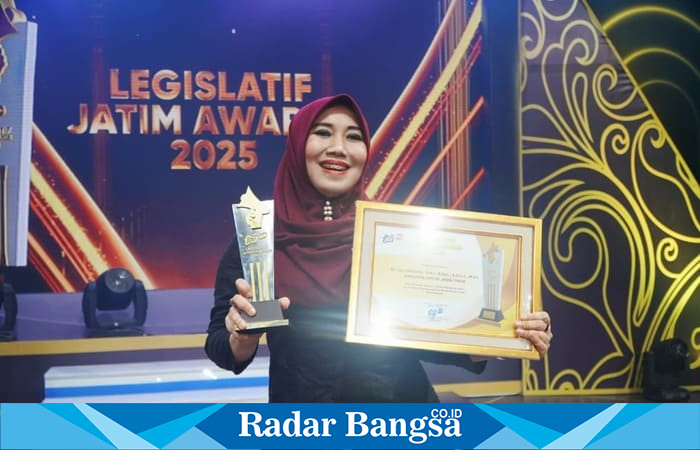 Senator Jawa Timur, Lia Istifhama, usai menerima Legislasi Award 2025 dari JTV, Selasa (16/9/2025). (Foto Dok Ho/RadarBangsa.co.id)