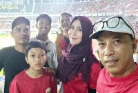 Anggota DPD RI asal Jawa Timur, Lia Istifhama, berfoto bersama keluarga dan pendukung di Stadion Gelora Bung Tomo, Surabaya, saat menyaksikan langsung laga Timnas Indonesia melawan China Taipei, Jumat (5/9/2025). (Dok foto Ho/RadarBangsa.co.id)