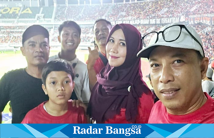 Anggota DPD RI asal Jawa Timur, Lia Istifhama, berfoto bersama keluarga dan pendukung di Stadion Gelora Bung Tomo, Surabaya, saat menyaksikan langsung laga Timnas Indonesia melawan China Taipei, Jumat (5/9/2025). (Dok foto Ho/RadarBangsa.co.id)