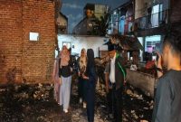Senator Lia Istifhama (kanan) hadir memberikan penguatan moral kepada korban kebakaran Jemur Wonosari, Surabaya. (Foto Dok Ho/RadarBangsa.co.id)