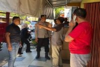 Sejumlah warga bersama aparat kepolisian berada di lokasi kejadian percobaan pencurian di depan Toko Kawan Lama, Jalan Basuki Rahmat, Lamongan, Selasa (23/9/2025) pagi. (Foto Dok Ho/RadarBangsa.co.id)
