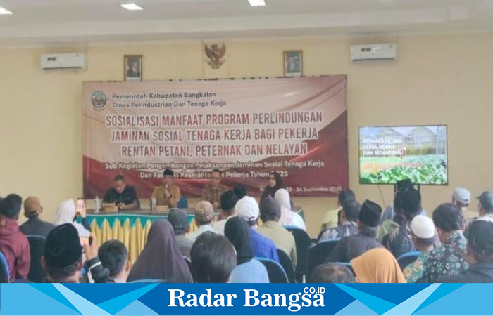 Bupati Bangkalan Lukman Hakim membuka kegiatan Sosialisasi Program Perlindungan Jaminan Sosial Tenaga Kerja bagi pekerja rentan Senin (22/9/2025) (Foto Dok Ho/RadarBangsa.co.id)