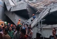 Petugas gabungan bersama relawan melakukan evakuasi di lokasi runtuhnya mushala Pondok Pesantren Al Khoziny, Desa Buduran, Kecamatan Buduran, Sidoarjo, Senin (29/9/2025). (Foto ist)