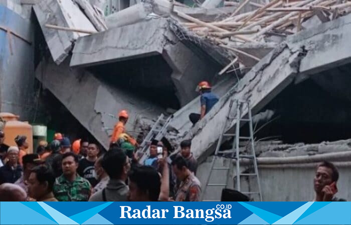 Petugas gabungan bersama relawan melakukan evakuasi di lokasi runtuhnya mushala Pondok Pesantren Al Khoziny, Desa Buduran, Kecamatan Buduran, Sidoarjo, Senin (29/9/2025). (Foto ist)
