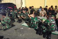 Prajurit TNI bersama warga duduk berdiskusi usai patroli gabungan di Surabaya, sebagai upaya menjaga kondusifitas Jawa Timur (Foto Dok Ho/RadarBangsa.co.id)