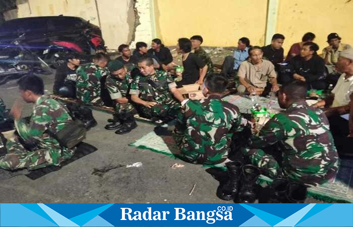 Prajurit TNI bersama warga duduk berdiskusi usai patroli gabungan di Surabaya, sebagai upaya menjaga kondusifitas Jawa Timur (Foto Dok Ho/RadarBangsa.co.id)