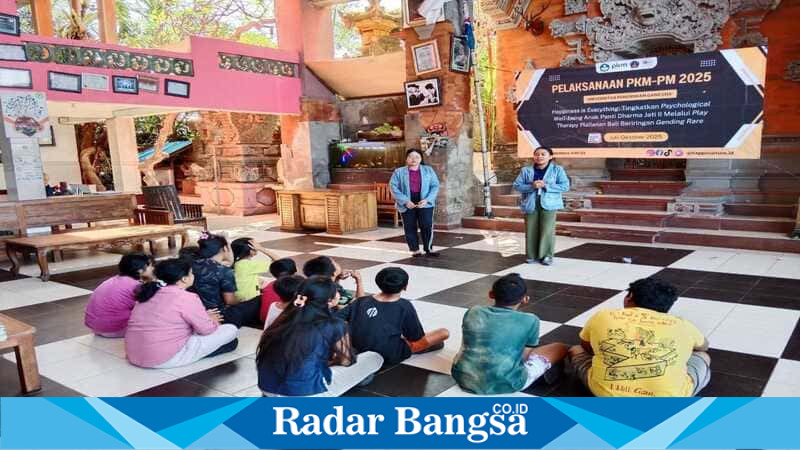 Tim PKM-PM Universitas Pendidikan Ganesha (Undiksha) berfoto bersama anak-anak Panti Asuhan Dharma Jati II, Denpasar, dalam kegiatan play therapy berbasis kearifan lokal Bali bertajuk ‘Happiness is Everything’, Senin (292025) (Foto Dok Ho Undiksha HoRadarBangsa.co.id)