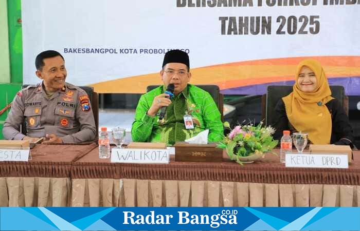 Wali Kota Probolinggo, dr. Aminuddin (tengah), didampingi jajaran Forkopimda saat membuka kegiatan Peningkatan Kewaspadaan Dini Masyarakat di Kecamatan Kedopok, Kamis (11/9/2025). (Foto Dok Ho/RadarBangsa.co.id)