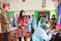Rektor Unjani Prof. Dr. Agus Subagyo bersama Bupati Banyuwangi Ipuk Fiestiandani meninjau pelayanan kesehatan gigi gratis dalam program “Unjani Mengabdi” di SDN Glagah, Kecamatan Glagah, Banyuwangi, Kamis (4/9/2025). (Foto Dok Ho/RadarBangsa.co.id)