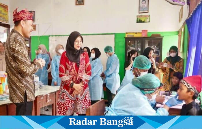 Rektor Unjani Prof. Dr. Agus Subagyo bersama Bupati Banyuwangi Ipuk Fiestiandani meninjau pelayanan kesehatan gigi gratis dalam program “Unjani Mengabdi” di SDN Glagah, Kecamatan Glagah, Banyuwangi, Kamis (4/9/2025). (Foto Dok Ho/RadarBangsa.co.id)