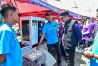 Bupati Lamongan Yuhronur Efendi meninjau stan pameran dalam rangka Bulan Bakti Peternakan dan World Rabies Day 2025 di Kawasan Gadjah Mada, Minggu (28/9/2025). (Foto Dok Ho/RadarBangsa.co.id)