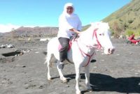 Gubernur Jawa Timur Khofifah Indar Parawansa menunggang kuda saat kunjungan ke kawasan Gunung Bromo. (Foto Dok Ho/RadarBangsa.co.id)