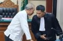 Drs. Moch. Wahyudi mengenakan baju putih terlihat berbicara bisik-bisik dengan kuasa hukumnya, Muhammad Ridlwan, SH, (Foto Dok Ho/RadarBangsa.co.id)