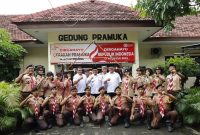 Wakil Bupati Banyuwangi Mujiono menyerahkan bendera kepada pimpinan kontingen saat pelepasan 16 Pramuka Banyuwangi menuju Giat Prestasi Pramuka Penegak Jawa Timur 2025 di Gedung Pramuka Banyuwangi, Rabu (10/9/2025). (Foto Dok Ho/RadarBangsa.co.id)