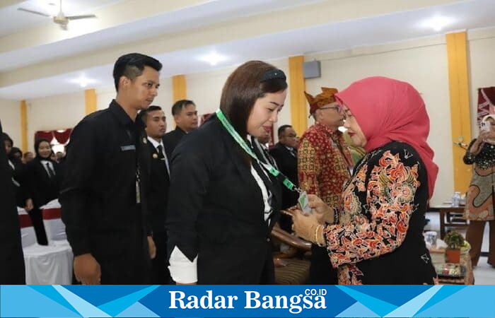 Wakil Bupati Malang, Dra. Hj. Lathifah Shohib, saat membuka Pelatihan Kepemimpinan Administrator (PKA) Angkatan XI dan Pelatihan Kepemimpinan Pengawas (PKP) Angkatan XVI Tahun 2025 di Kota Malang, Kamis (11/9/2025). (Foto Dok Prokopim Ho /RadarBangsa.co.id 