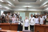 Lathifah Shohib, Wakil Bupati Malang (tengah), bersama para peserta Bimtek KIM yang digelar Pemkab Malang. (Foto Dok Prokopim/Ho RadarBangsa.co.id)