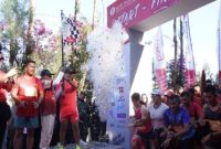 Wakil Bupati Pasuruan Gus Shobih melepas peserta Bromo Marathon 2025 di garis start Plataran Bromo, Kecamatan Tosari, Minggu (7/9/2025). (Foto Dok Ho/RadarBangsa.co.id)
