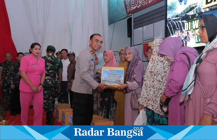 TNI-Polri Peduli Warga: Wakapolres Lamongan Kompol I Made Prawira Wibawa menyerahkan paket sembako kepada warga kurang mampu dalam rangka HUT TNI ke-80. (Foto Dok Ho/RadarBangsa.co.id)