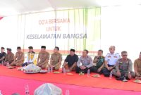 Wakapolres Lamongan Kompol I Made Prawira Wibawa bersama Bupati Lamongan Yuhronur Efendi mengikuti doa bersama di JLU Desa Balun, Selasa (23/9/2025). (Foto Dok Polres Lamongan via RadarBangsa)