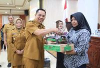 Wali Kota Probolinggo dr. H. Mochammad Aminuddin menyerahkan bantuan peralatan produksi kepada pelaku UMKM kuliner berbasis olahan mi saat kegiatan bimbingan teknis di Puri Manggala Bhakti, Selasa (9/9/2025). (Foto Dok Ho/RadarBangsa.co.id)