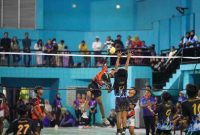 Aksi pemain dalam laga pembuka Turnamen Voli Antar Klub se-Kota Probolinggo di GOR A. Yani, Sabtu (6/9) malam. (Foto Dok Nanang/RadarBangsa.co.id)